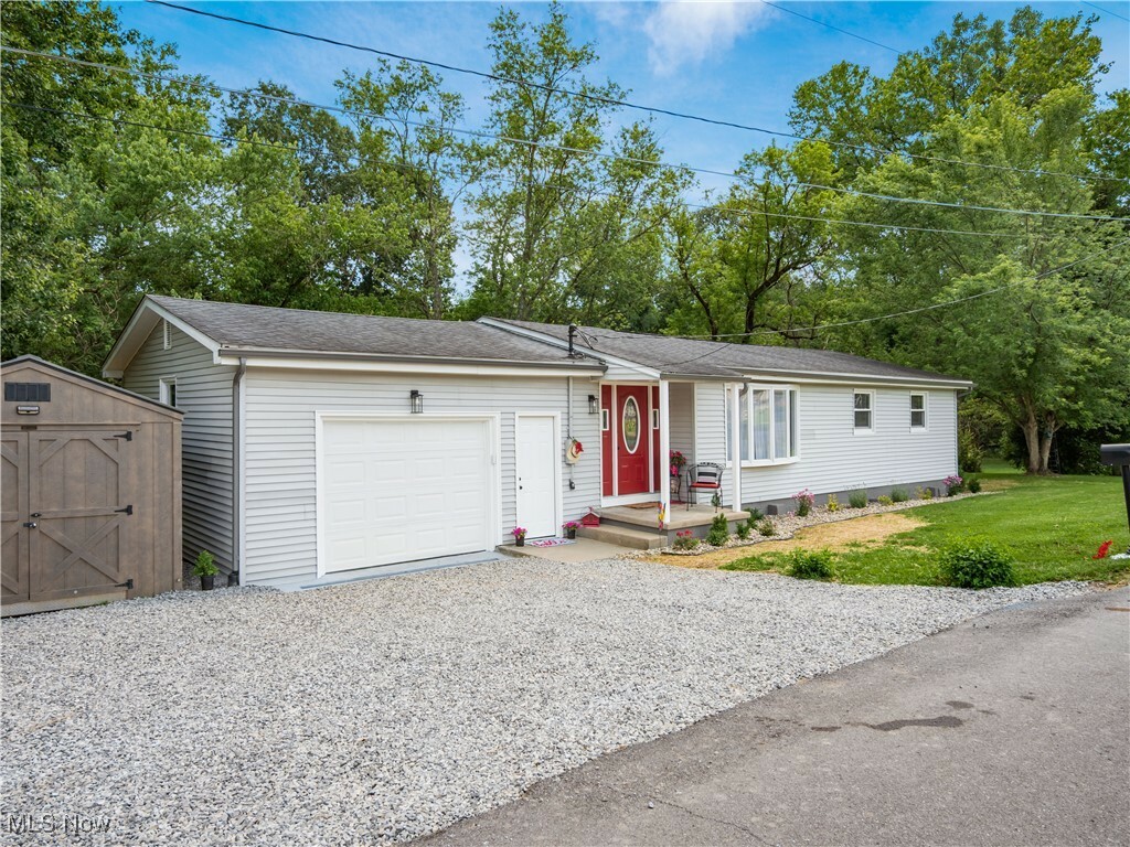 Property Photo: 900 Milldale Avenue OH 43701