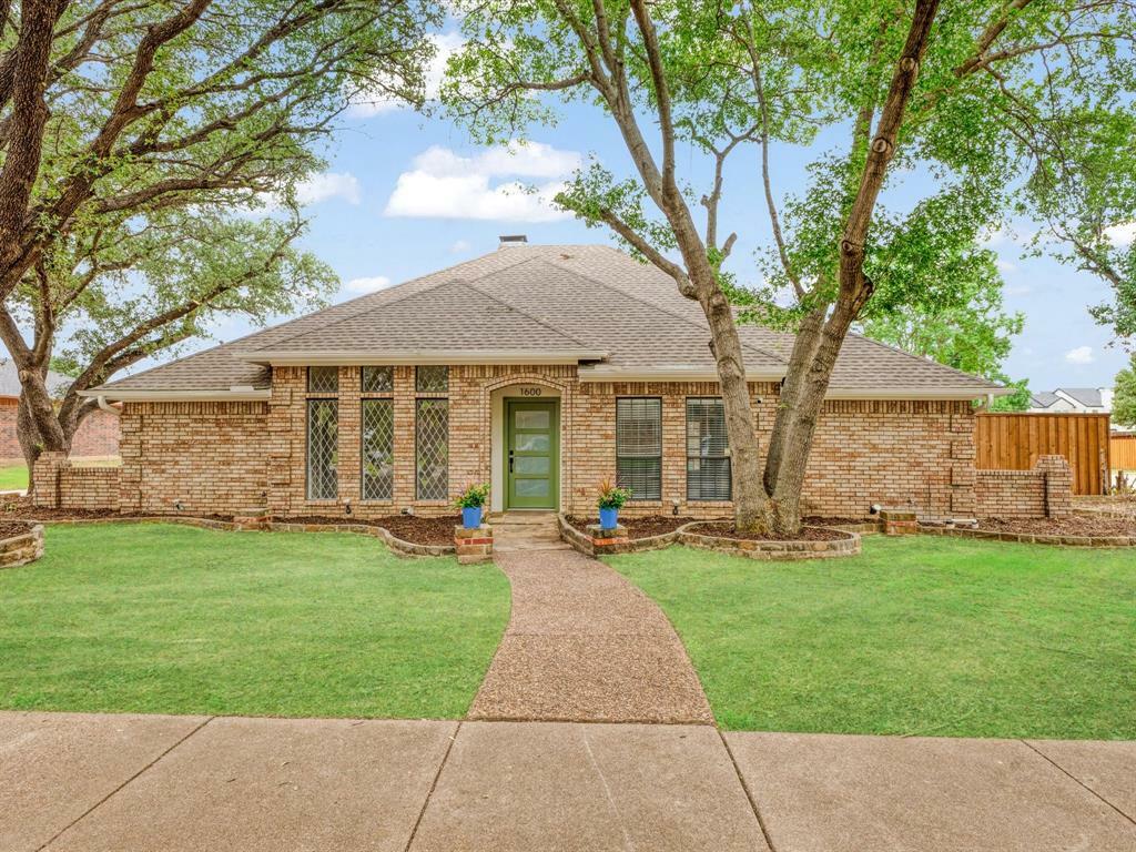 Property Photo: 1600 Silverleaf Drive TX 75007