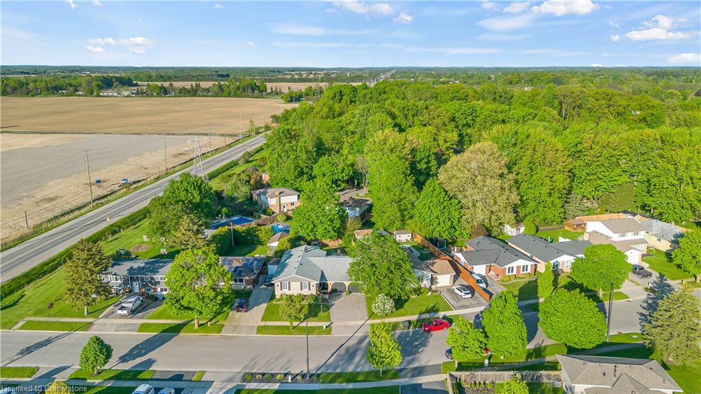 Property Photo: 18 Old Farm Road ON N3R 6P5