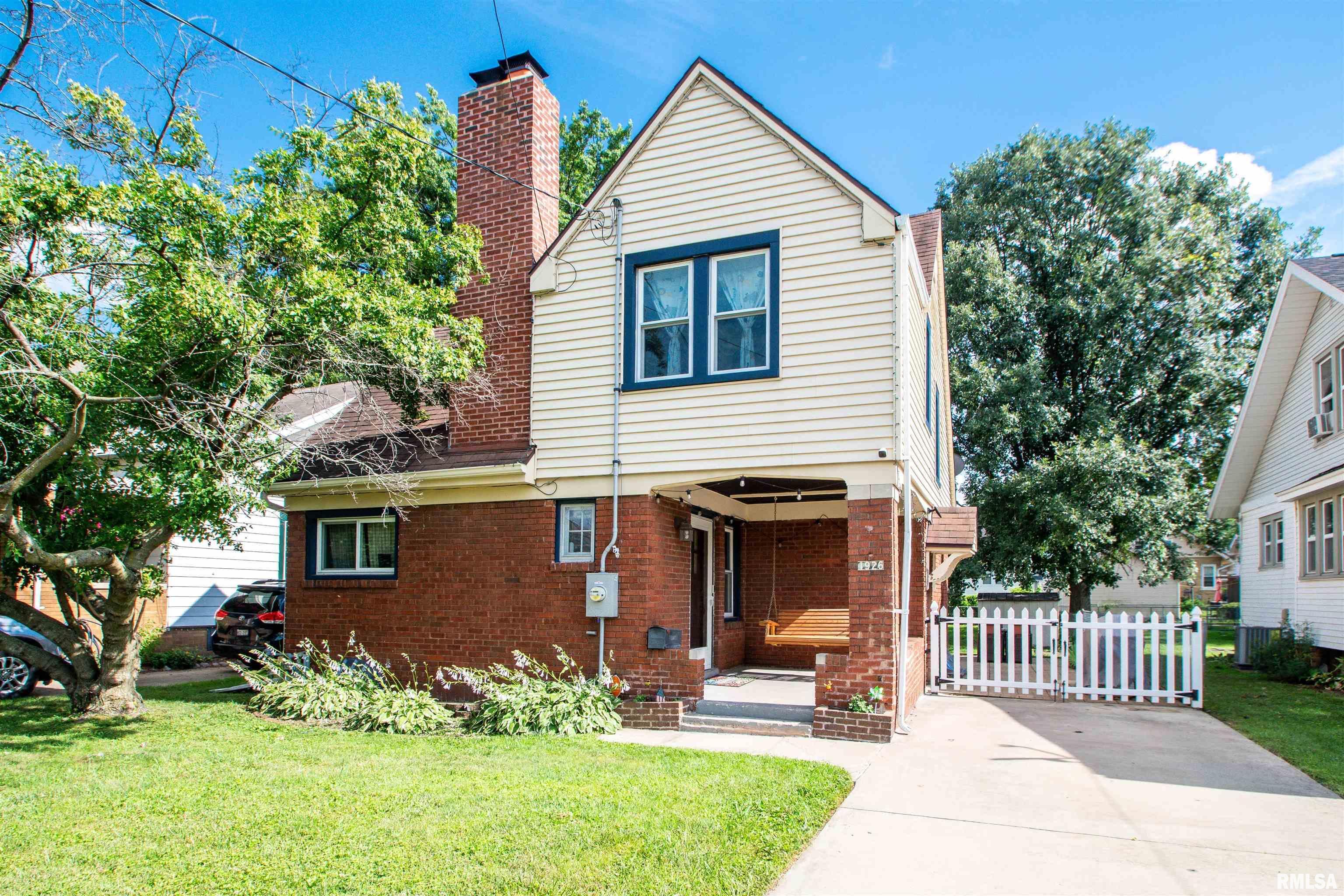 Property Photo: 1926 W Callender Avenue IL 61604