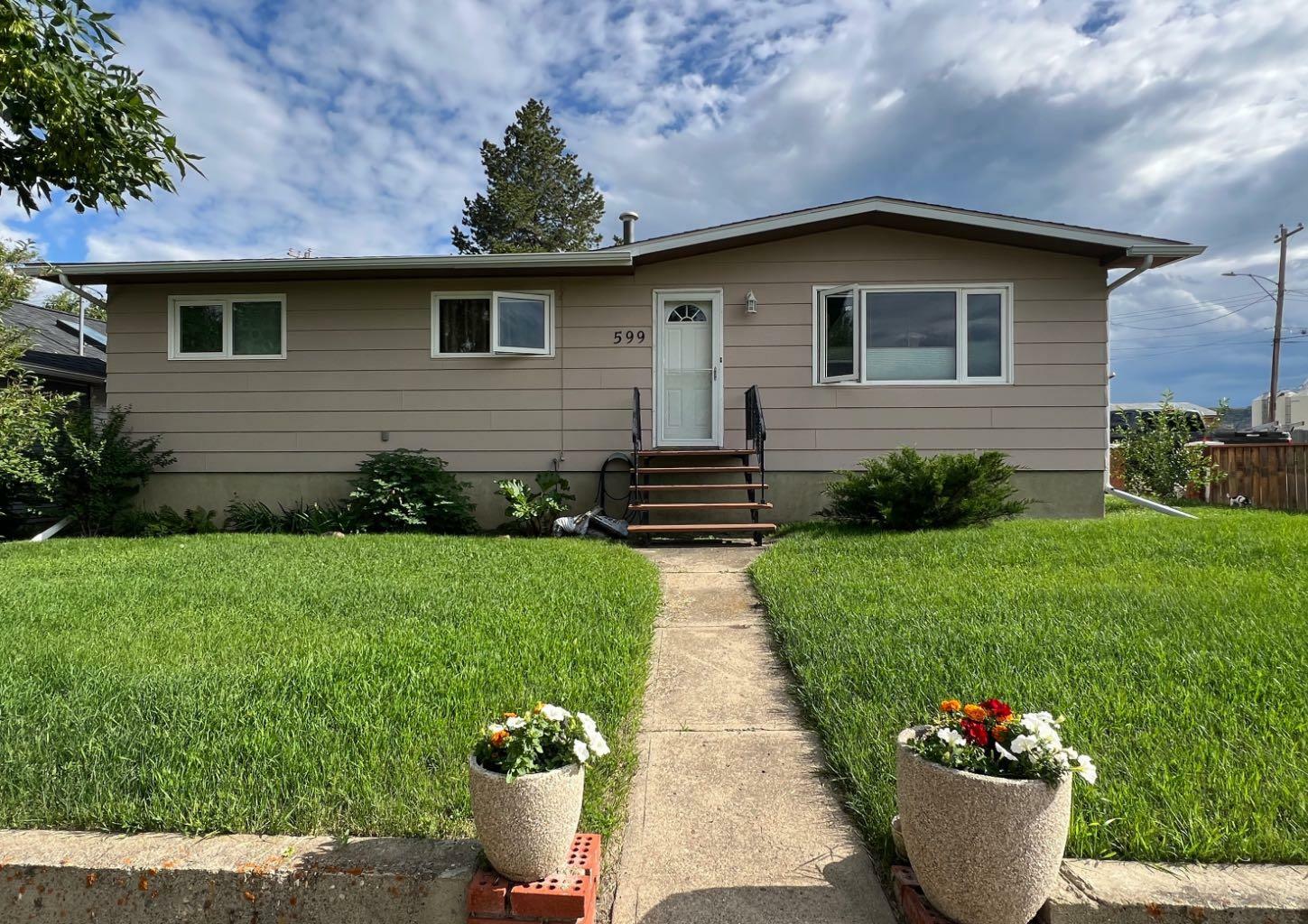Property Photo:  599 3 Avenue W  AB T0J 0Y3 