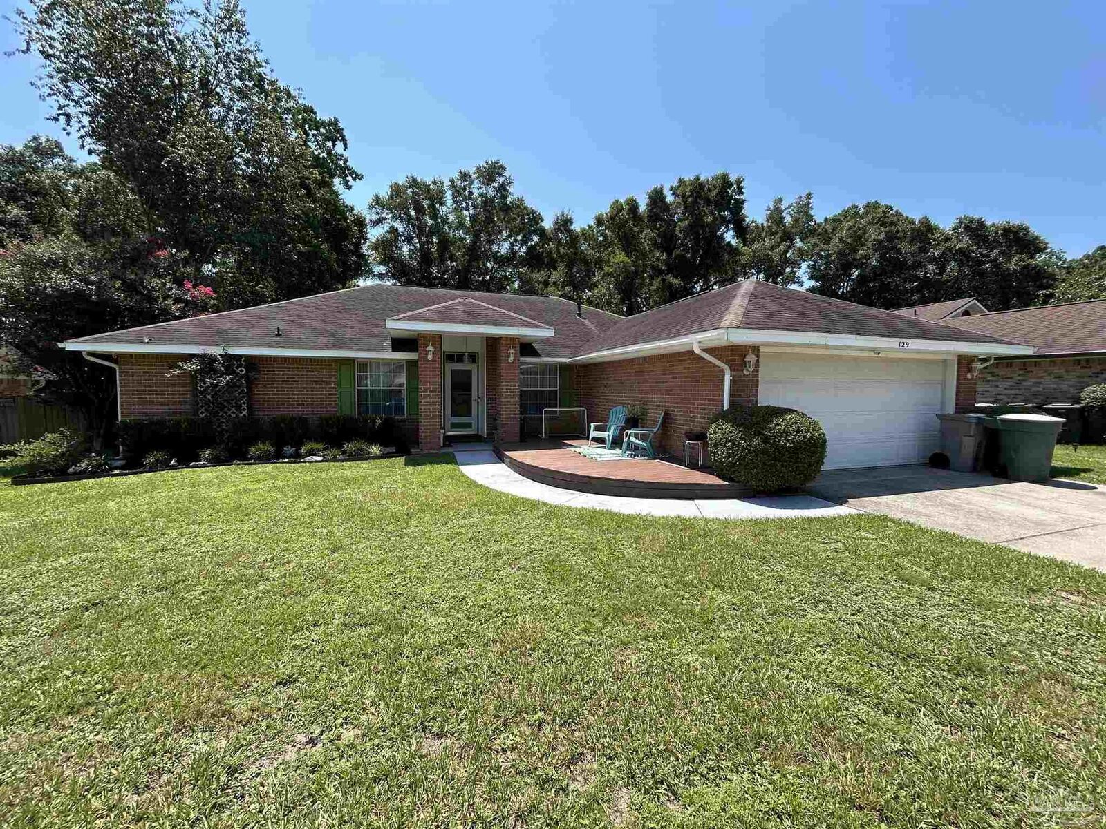 Property Photo:  129 Redbreast Ln  FL 32503