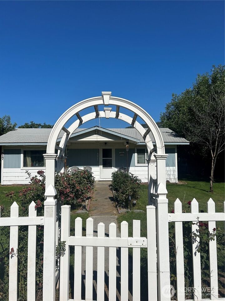 Property Photo:  517  Juniper  WA 98844 