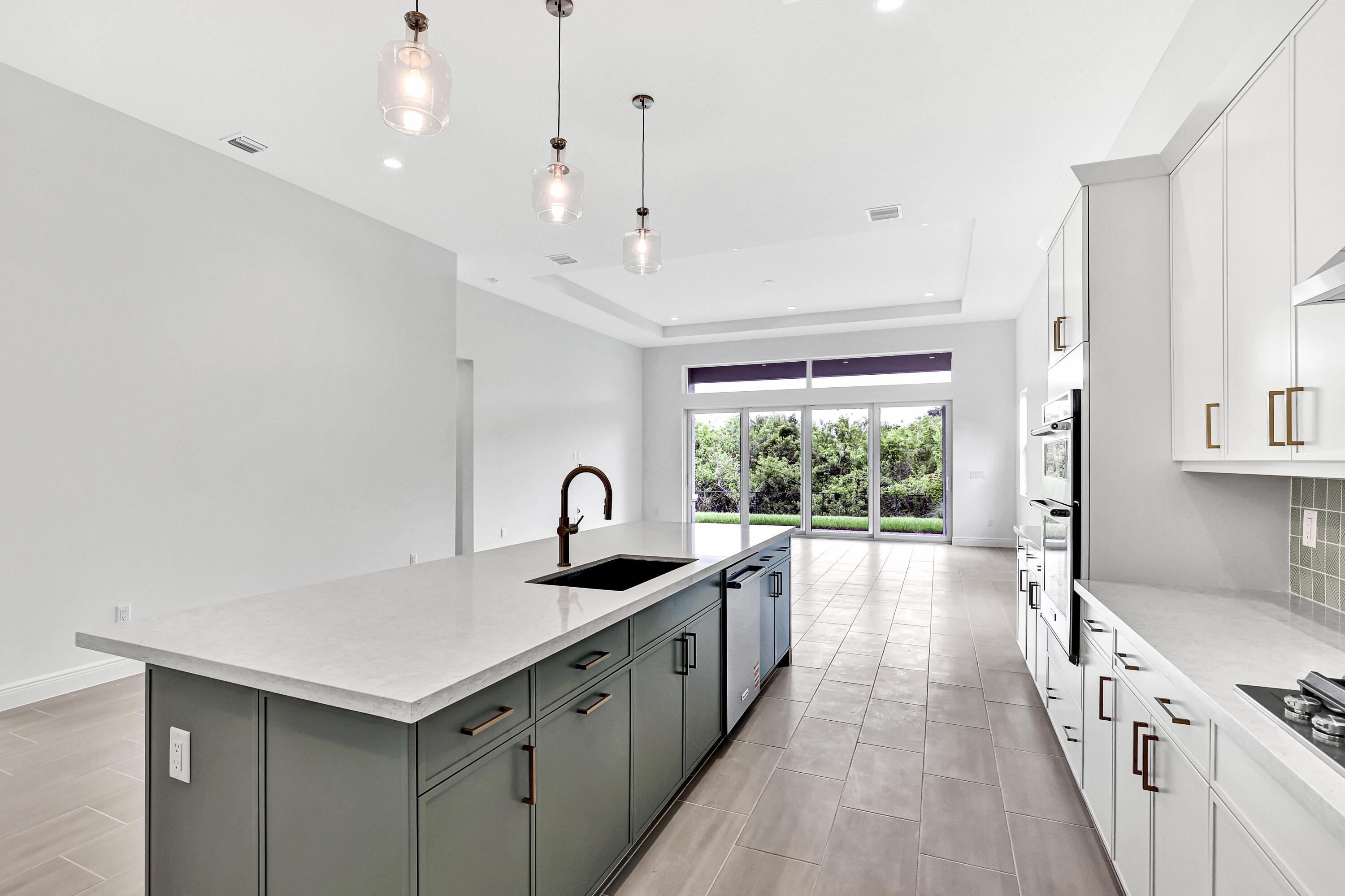 Property Photo: 182 SE Calmo Circle FL 34984