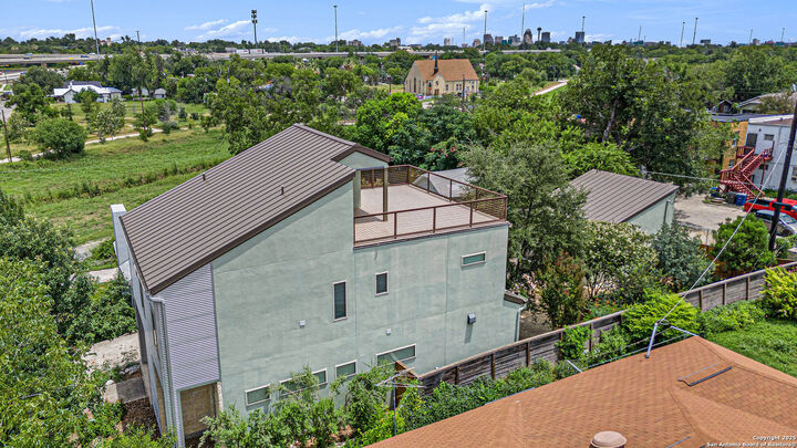 Property Photo: 1506 W Mistletoe TX 78201