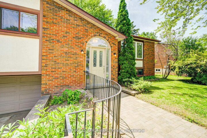 Property Photo:  190 Romfield Circuit  ON L3T 3J1