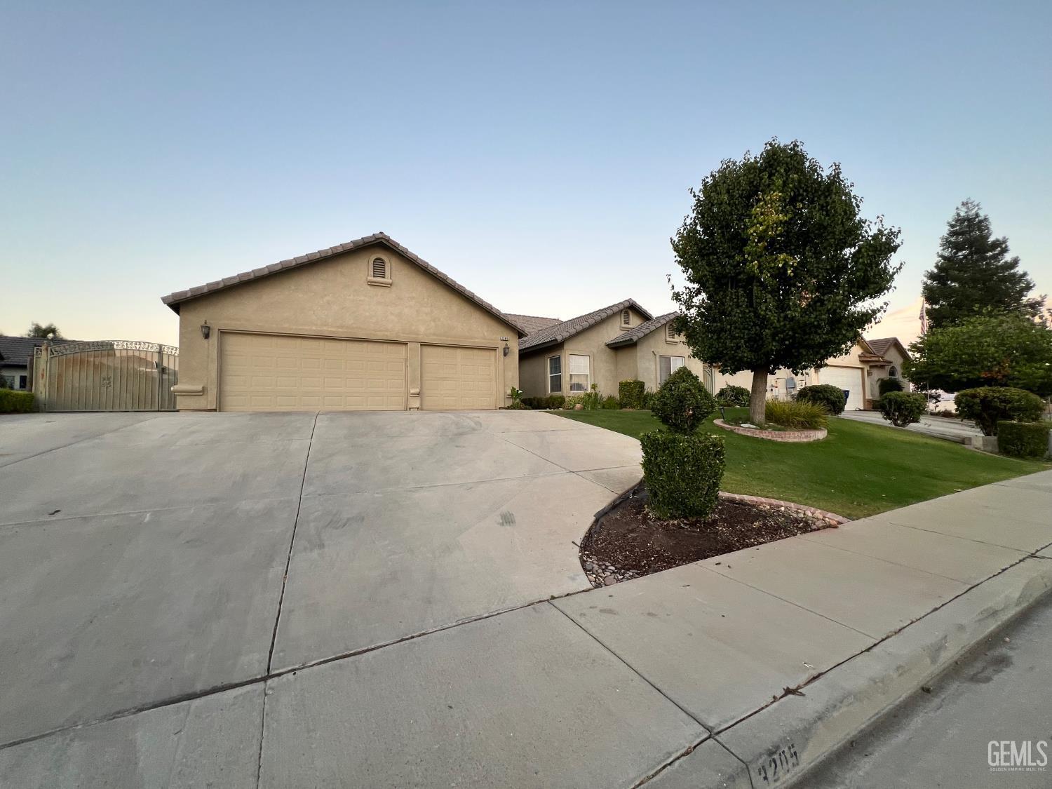 Property Photo: 3205 Petite Sirah Street CA 93306