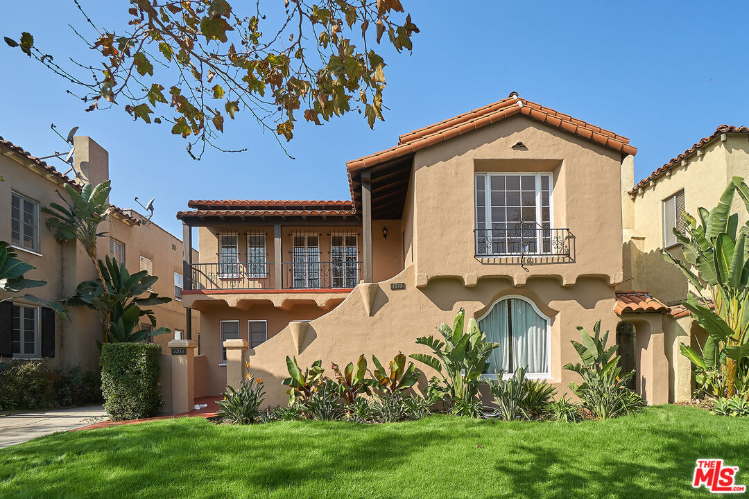 Property Photo: 1213 Stearns Dr CA 90035