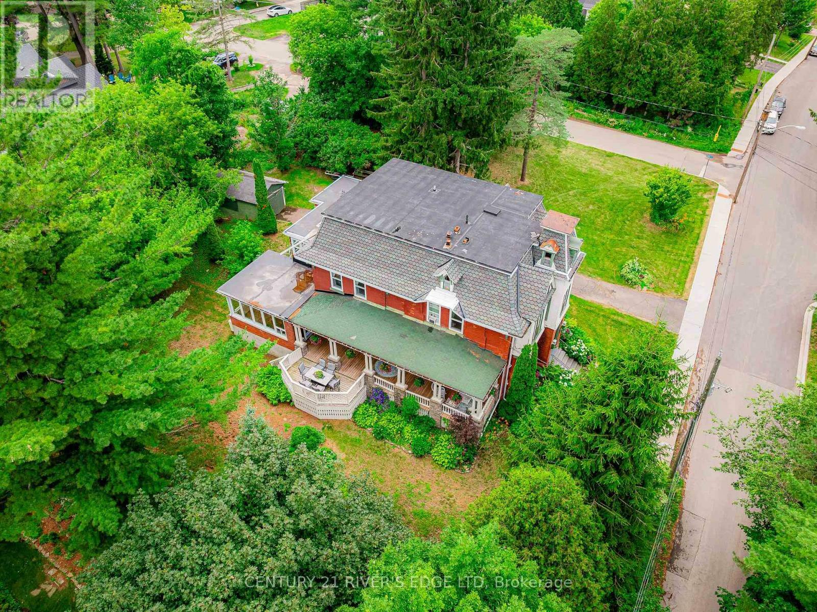 Property Photo: 20 Sherwood Street ON K6V 5M9