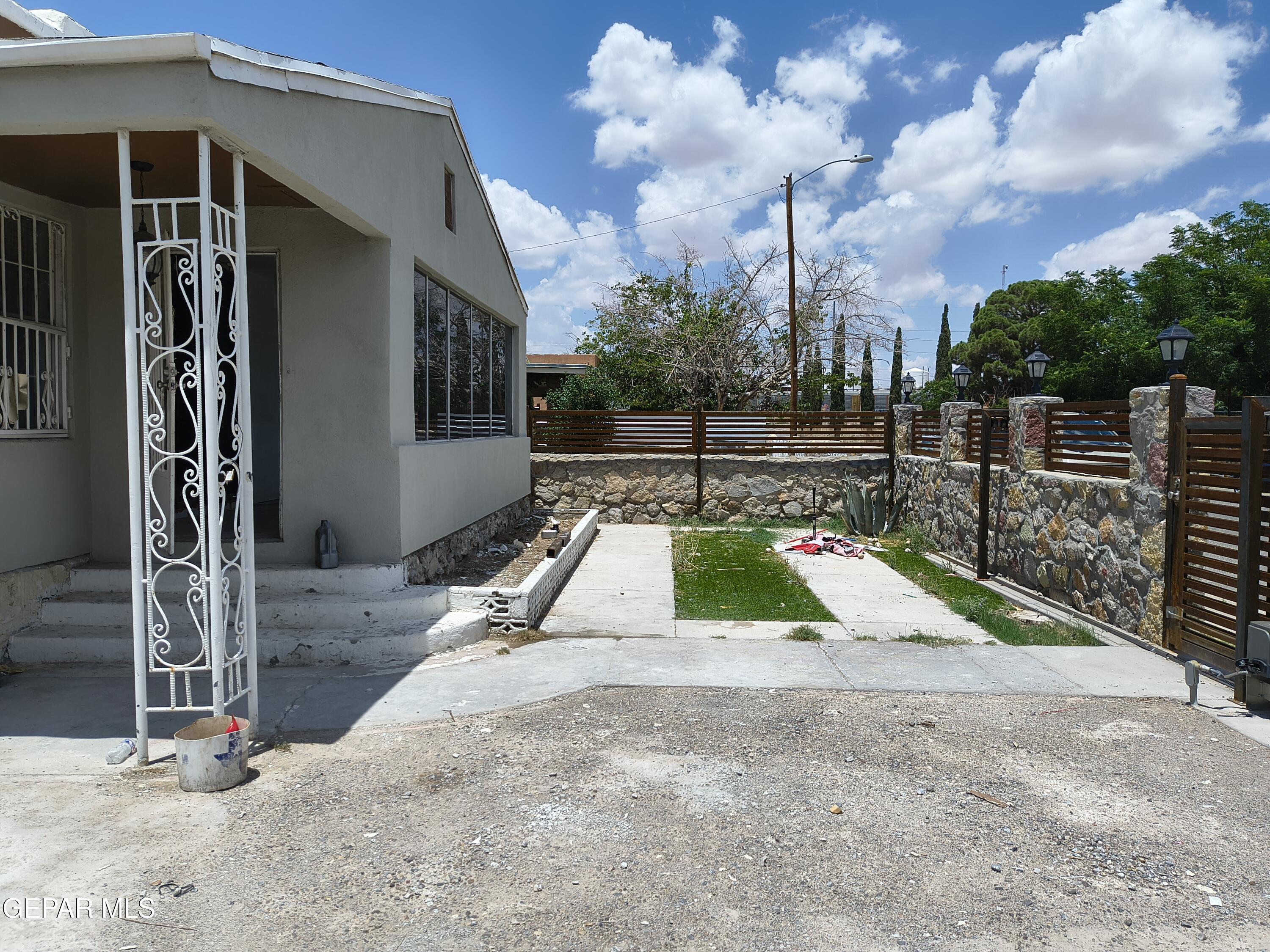 Property Photo:  219 N N. Valencia Pl. Place  TX 79905 