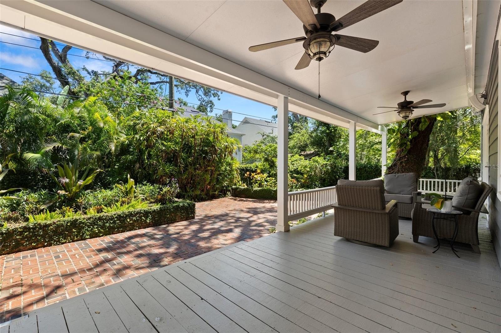 Property Photo: 3003 W Villa Rosa Park FL 33611