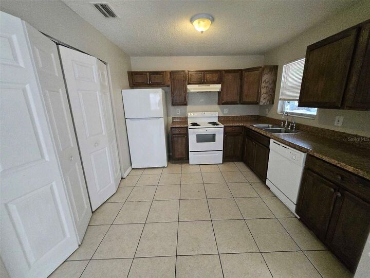 Property Photo: 3112 Gordon Court FL 33619