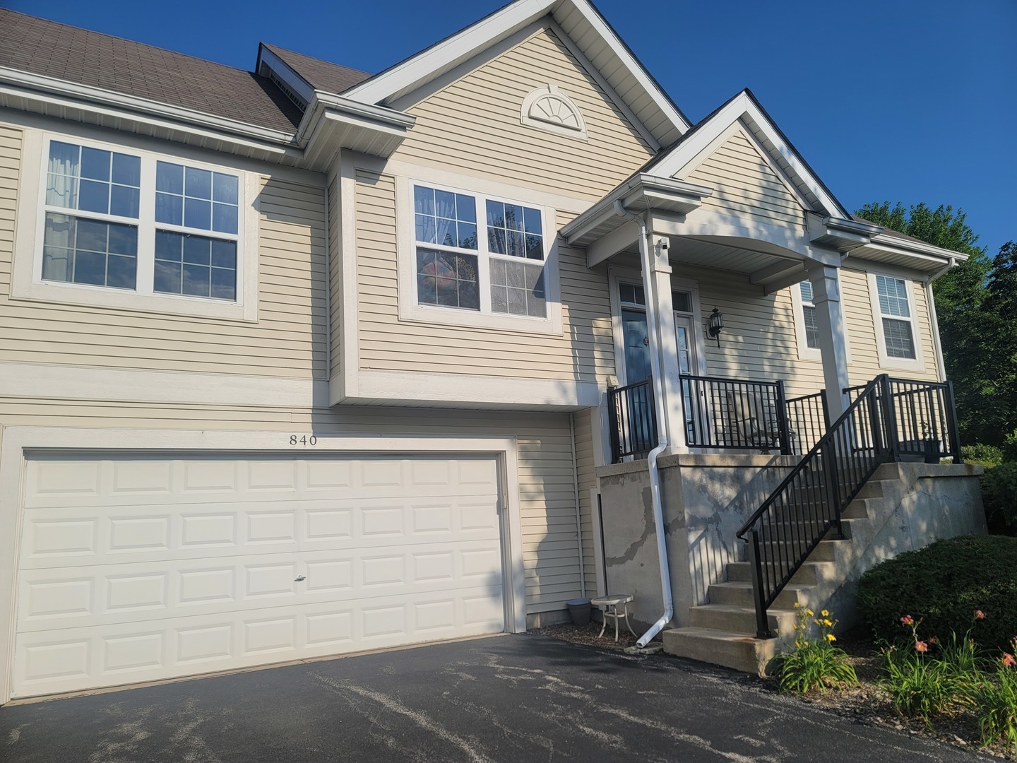 Property Photo:  840 Clover Lane  IL 60140 