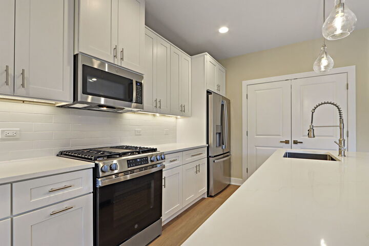 Property Photo: 150 Washington Street 150 IL 60010