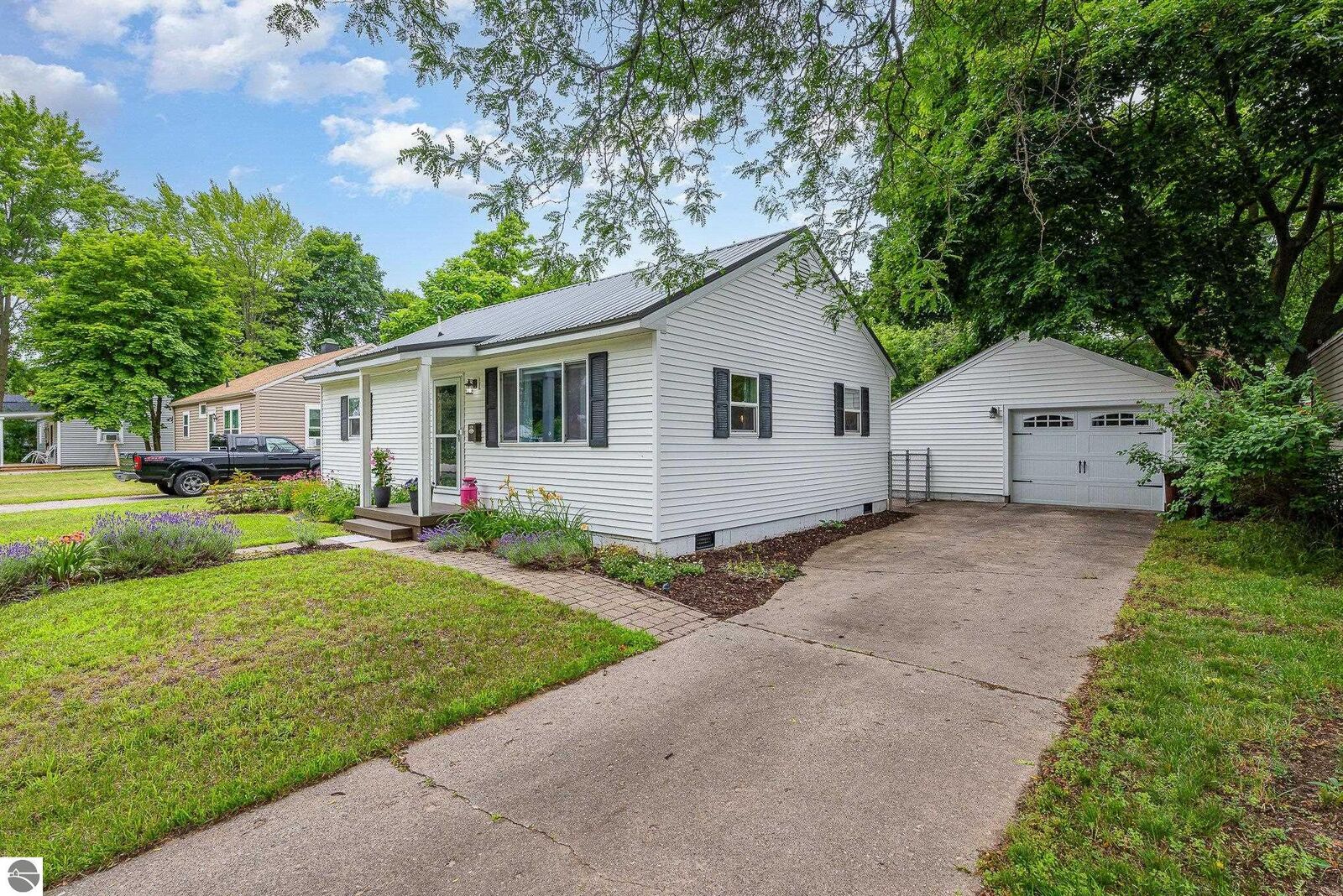 Property Photo:  1020 Elizabeth Street  MI 48858 