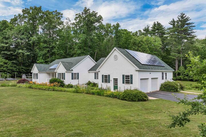 Property Photo:  16 Shepherd Lane  NH 03042 