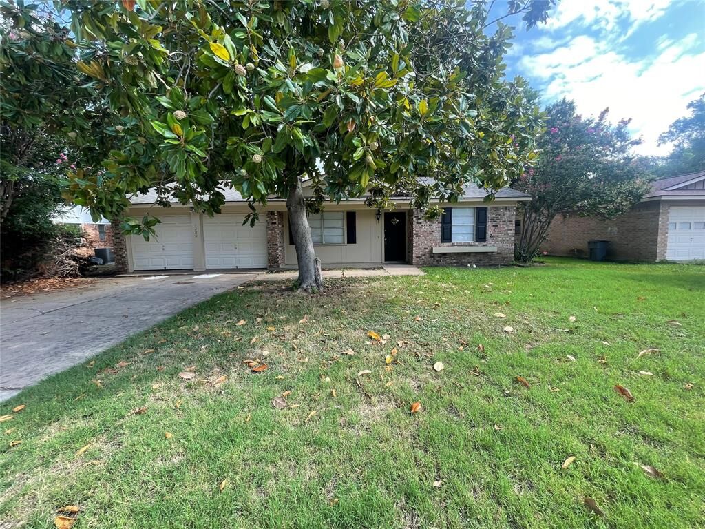 Property Photo: 1209 Darlene Lane TX 76010