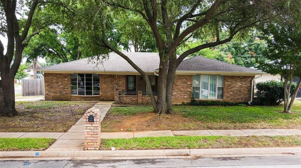 Property Photo: 1701 Winchester Way TX 76022