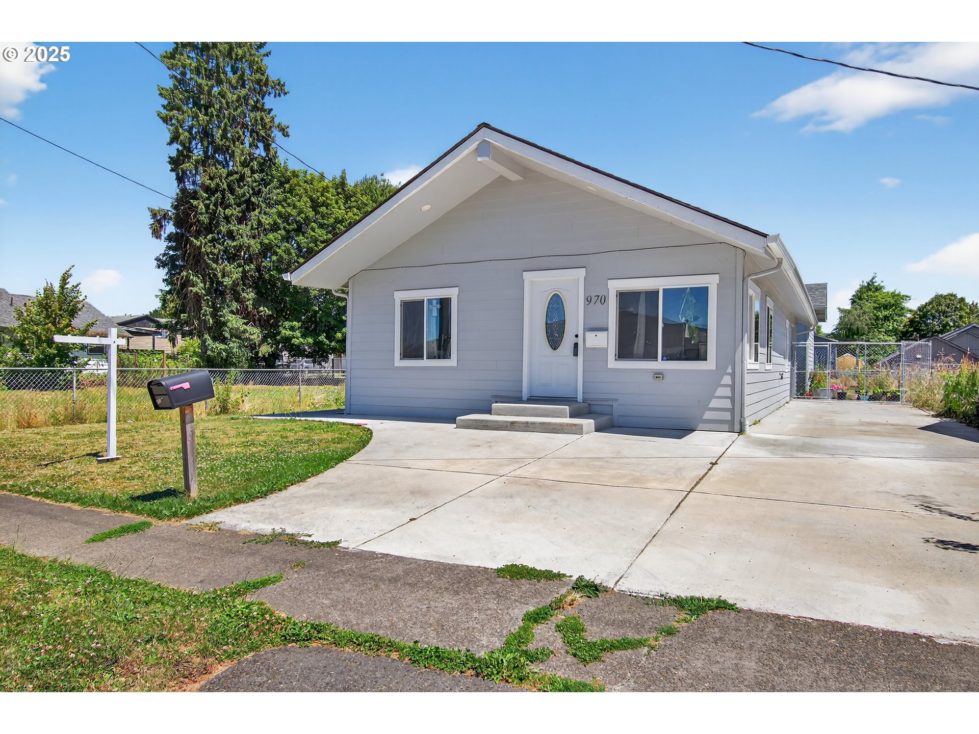 Property Photo:  970 9th Ave  WA 98632 