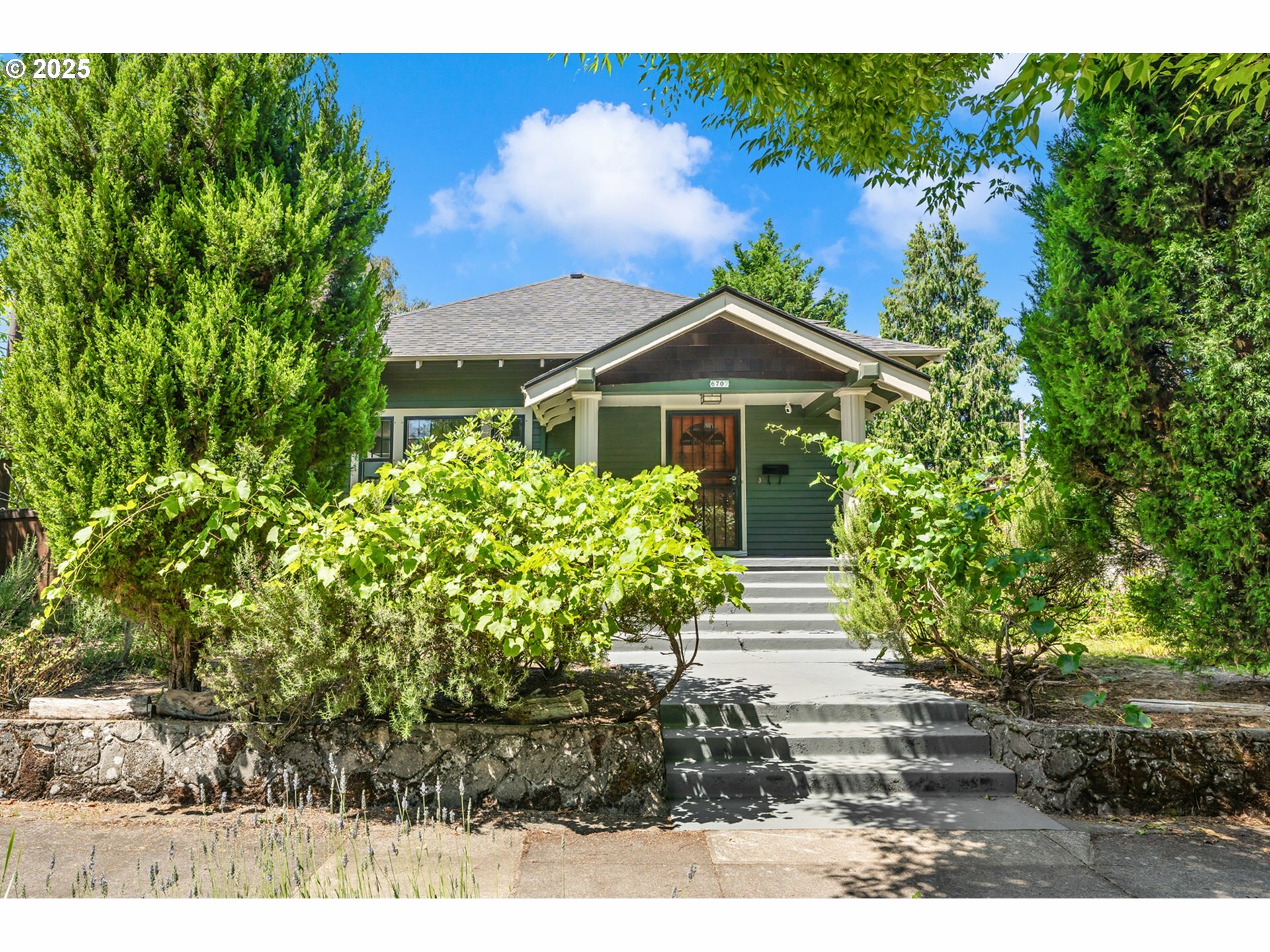 Property Photo: 6707 N Curtis Ave OR 97217