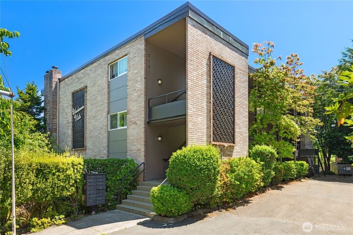 Property Photo:  5101 NE 55th Street 103  WA 98105 