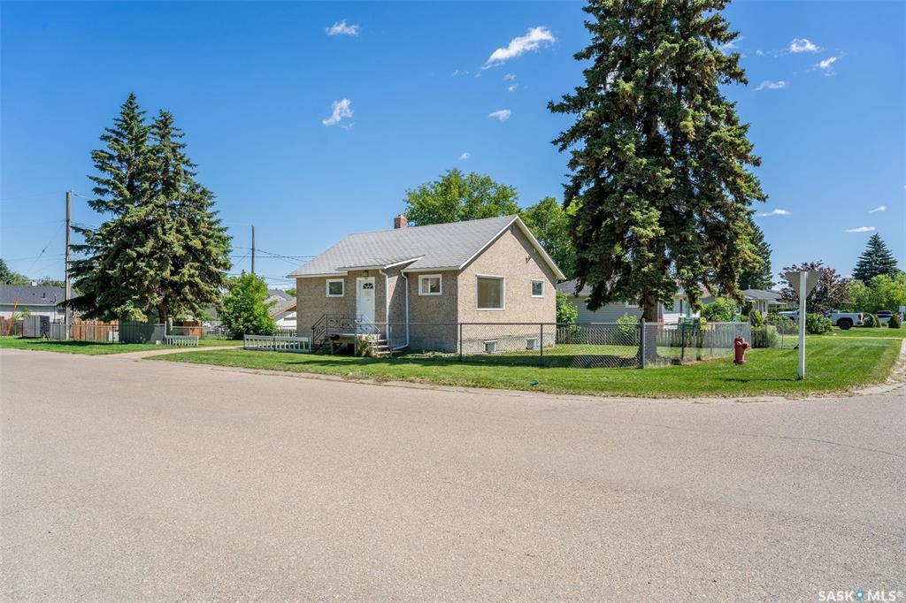 Property Photo:  100 30th Street E  SK S6V 1Z1 