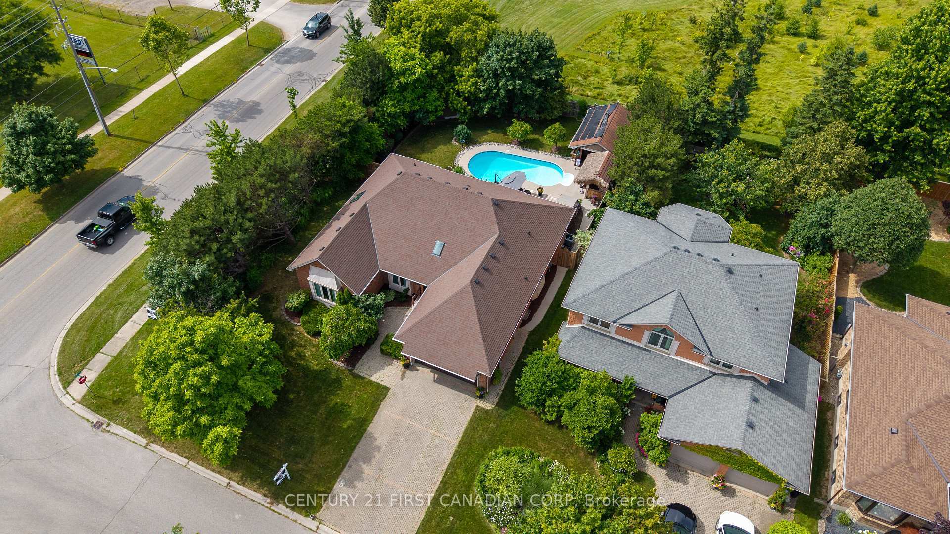 Photo de la propriété:  2 Longview Court  ON N6K 4J1 