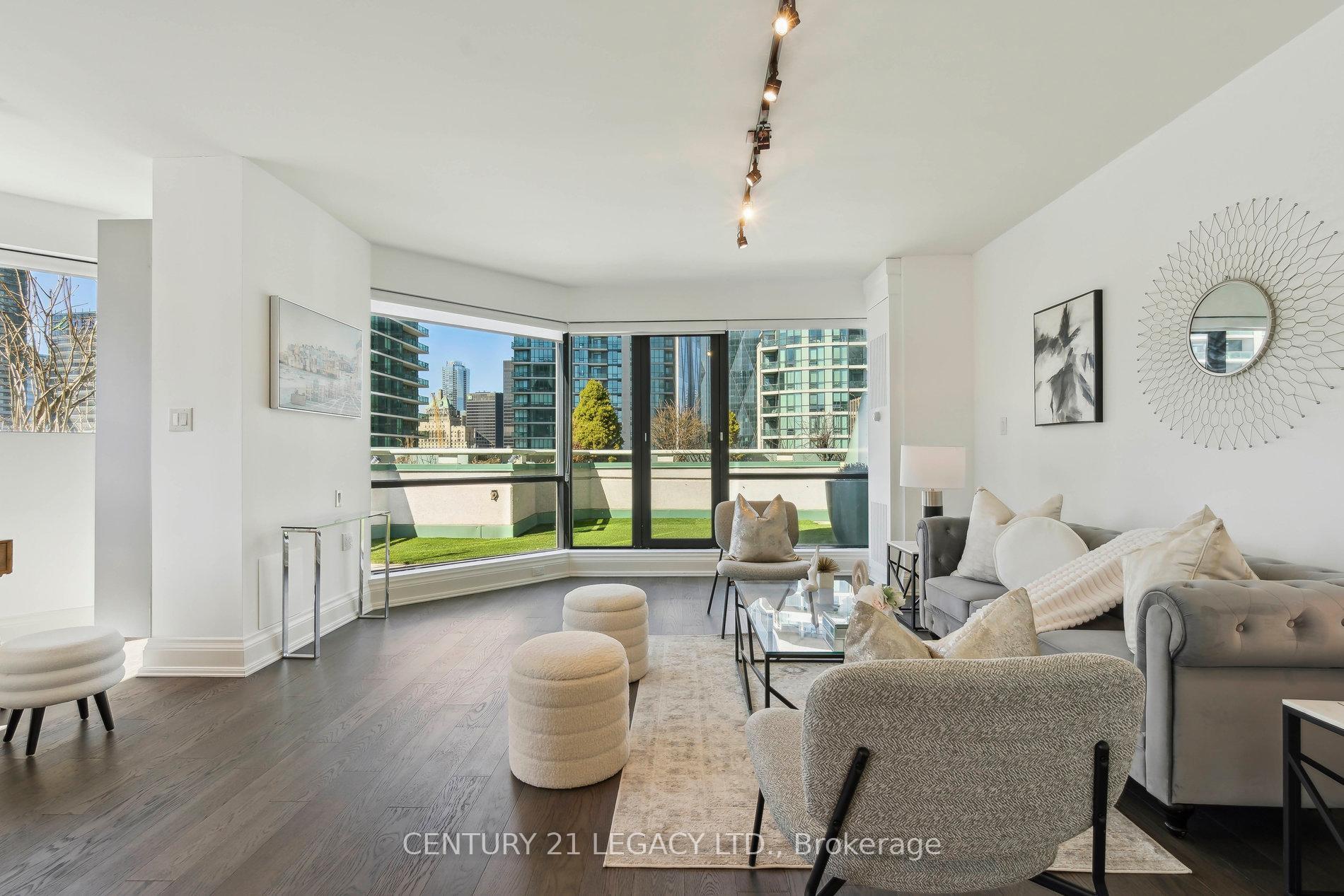 Photo de la propriété: 10 Queens Quay W 2309 ON M5J 2R9