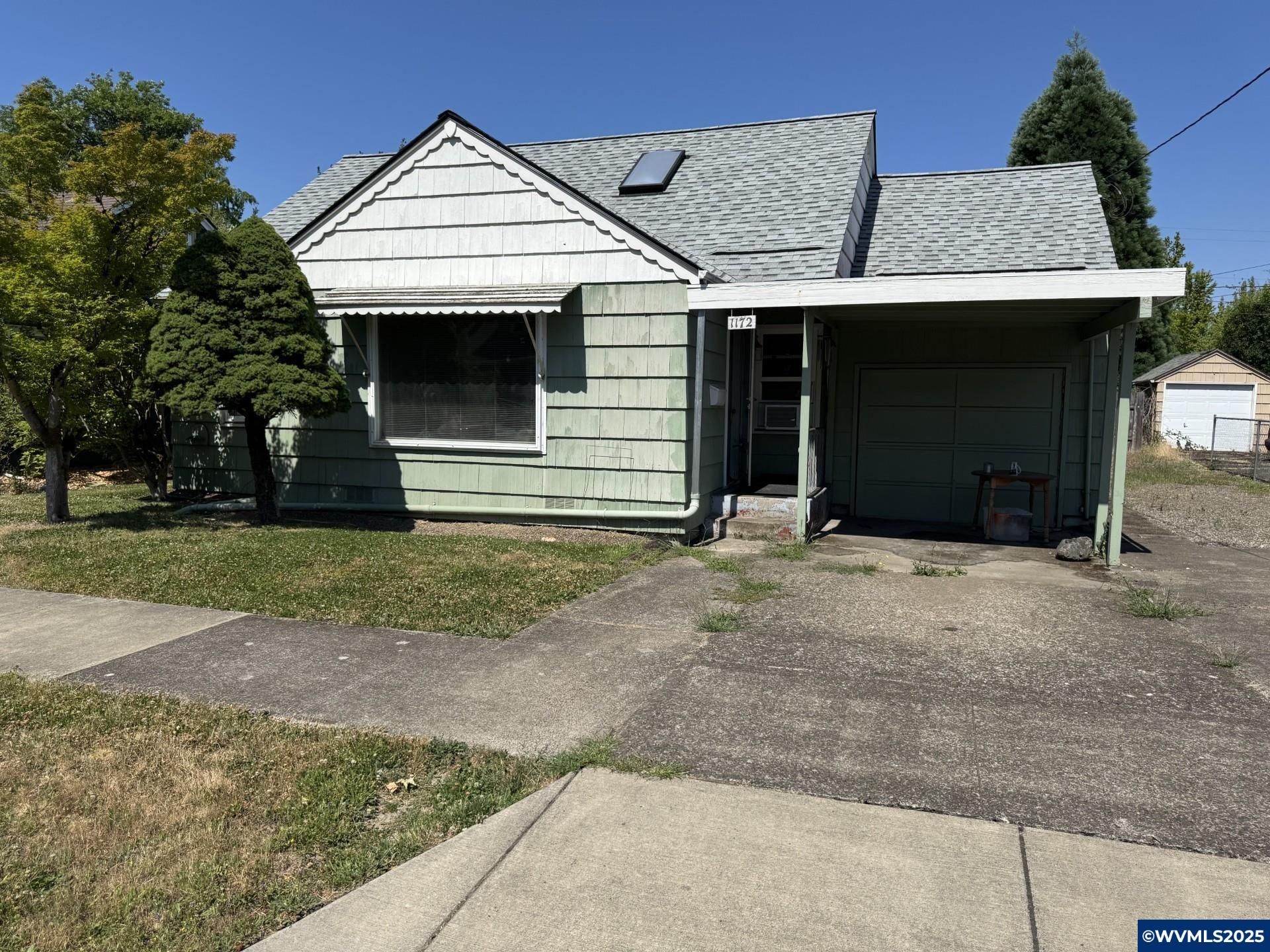 Property Photo: 1172 NW 10th St OR 97330