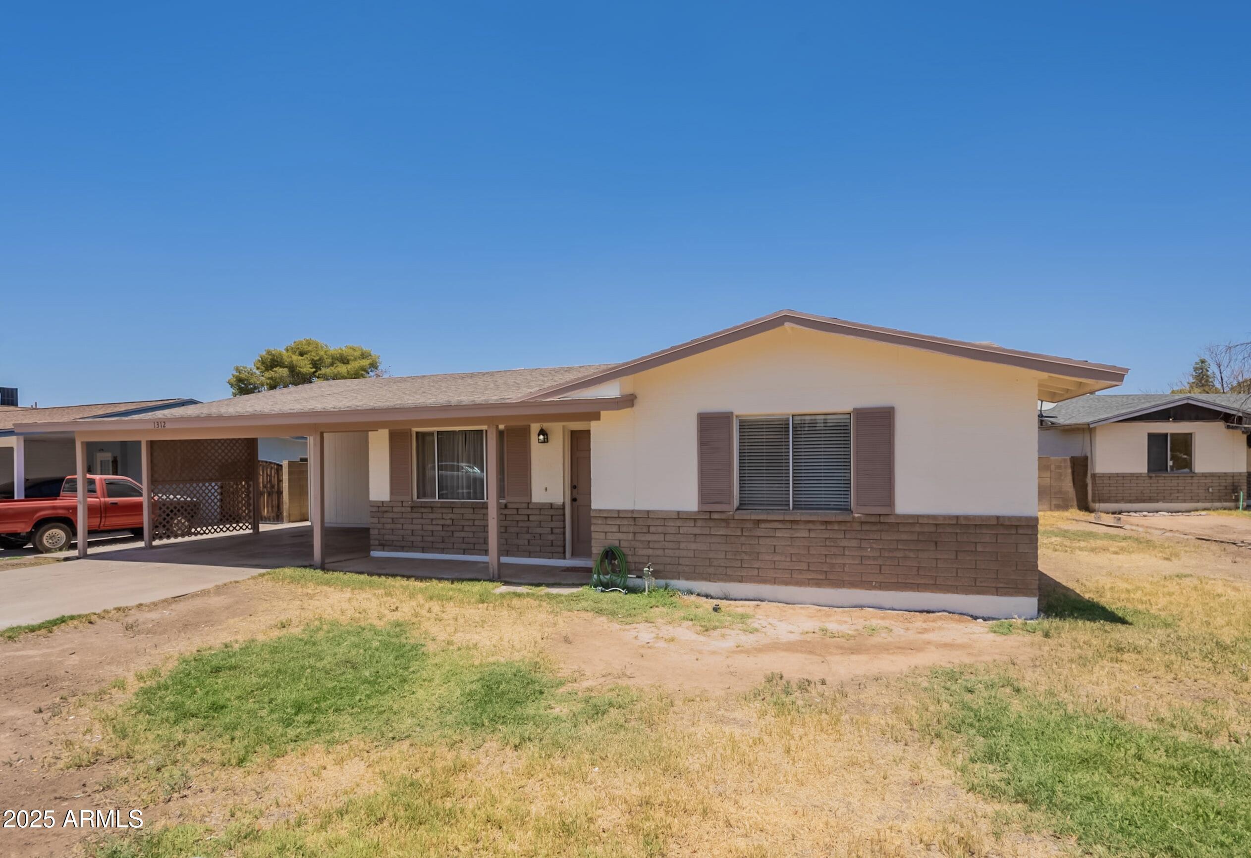 Property Photo: 1312 E Emerald Avenue AZ 85204