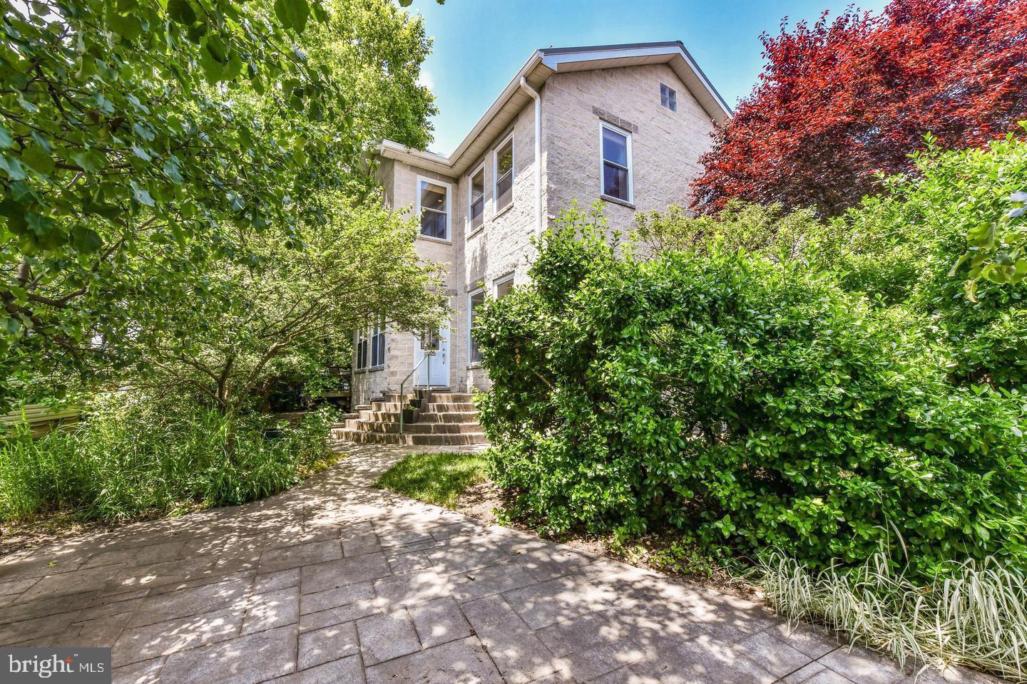 Property Photo: 2222 N Emerson Street VA 22207