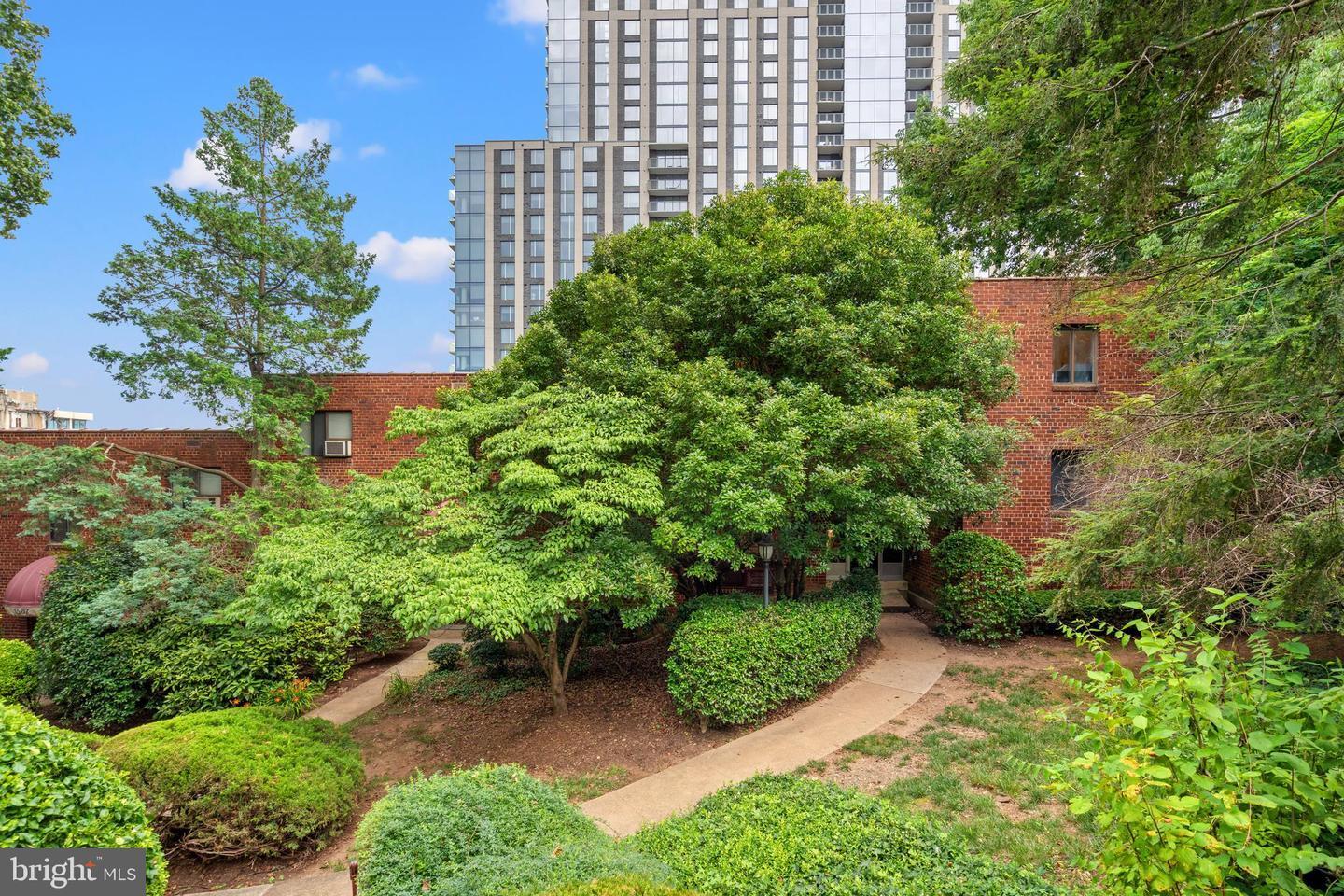 Property Photo: 1563 N Colonial Terrace 401-Z VA 22209