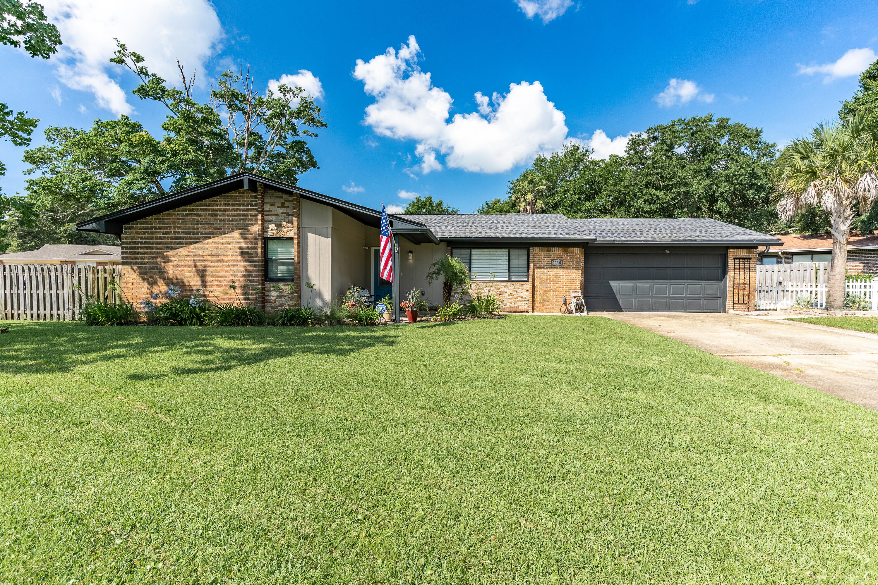 Property Photo: 1110 Coral Drive FL 32578