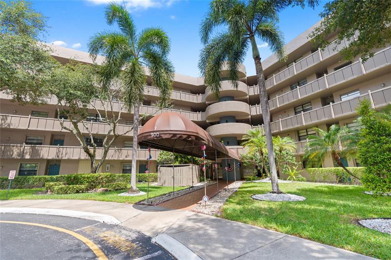 Property Photo: 900 Colony Point Cir 511 FL 33026