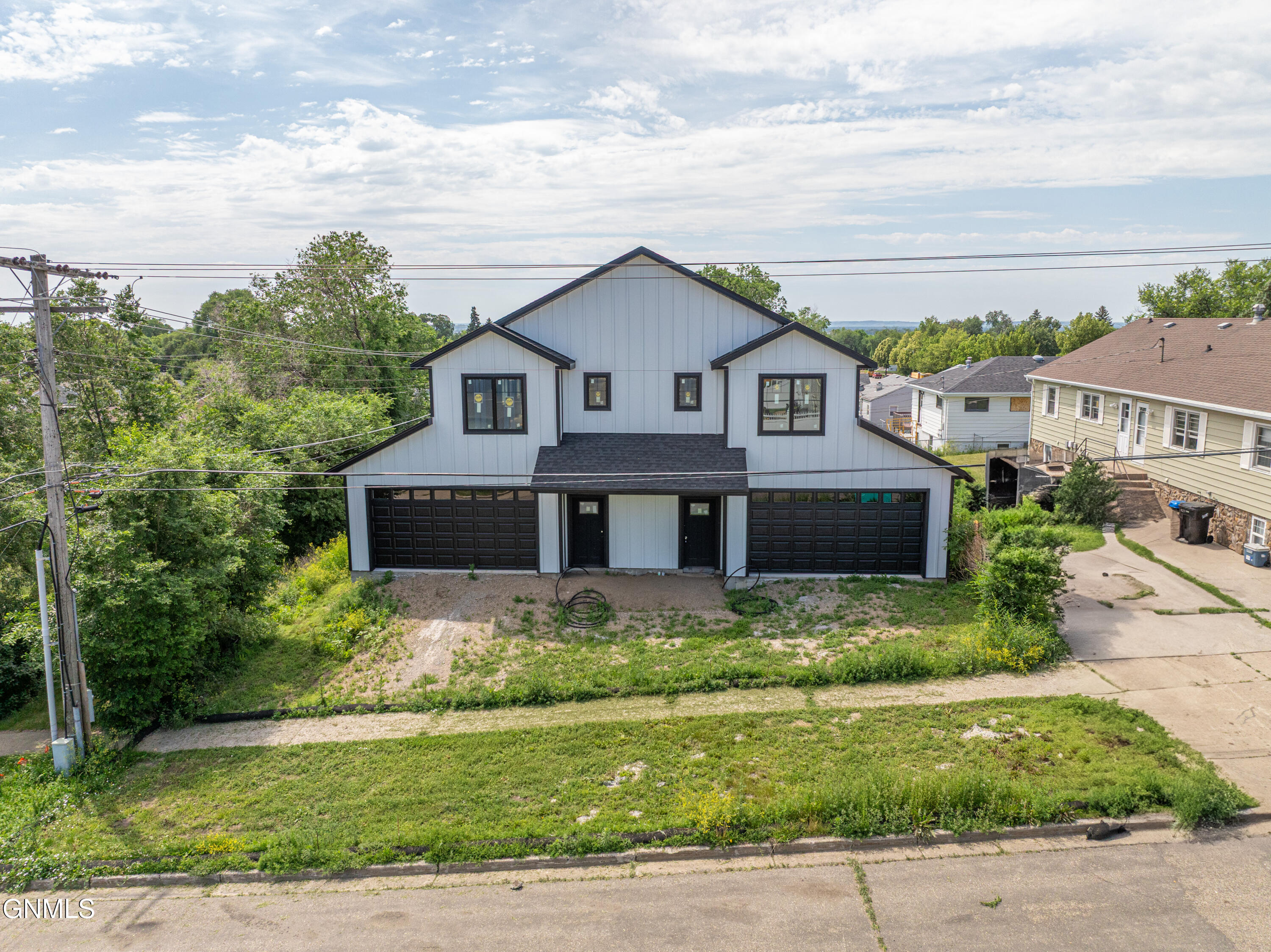 Property Photo: 1411 E Ave E ND 58501