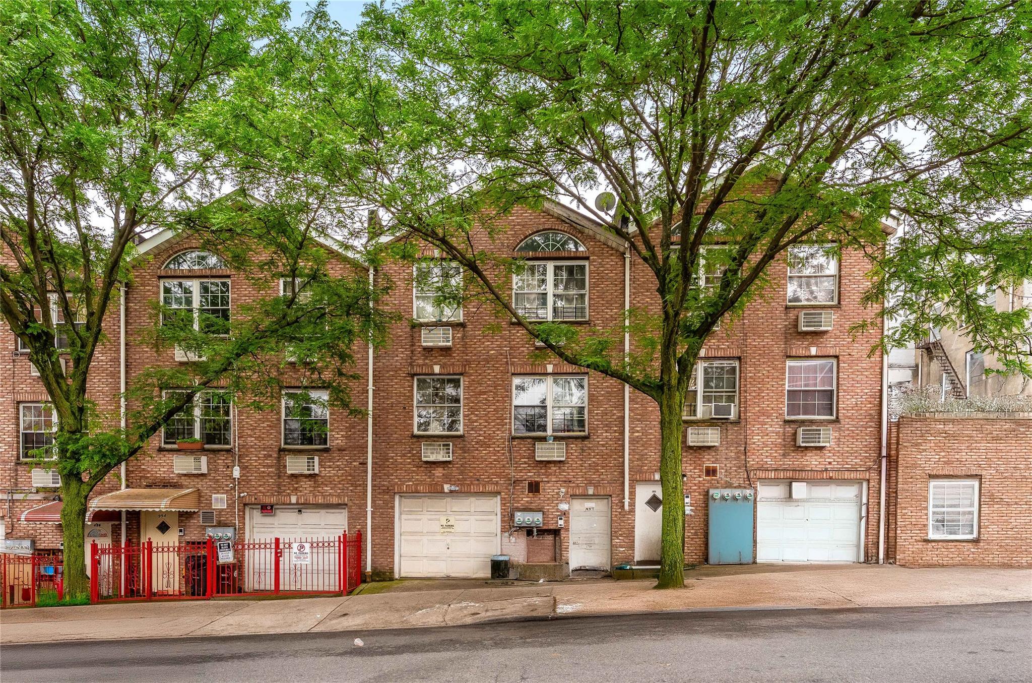 Property Photo: 992 Jennings Street NY 10460