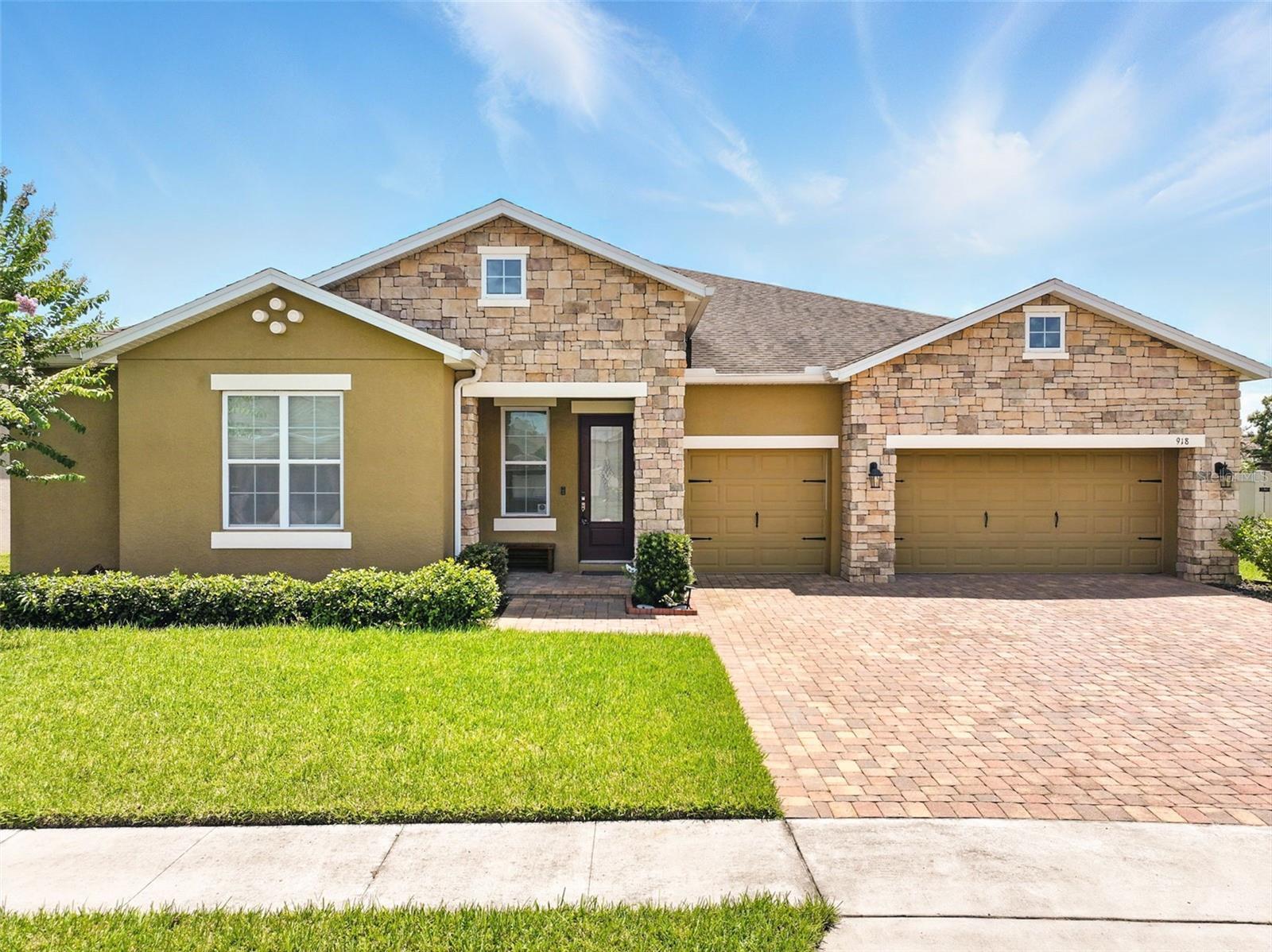 Property Photo: 918 Blackthorn Drive FL 32703