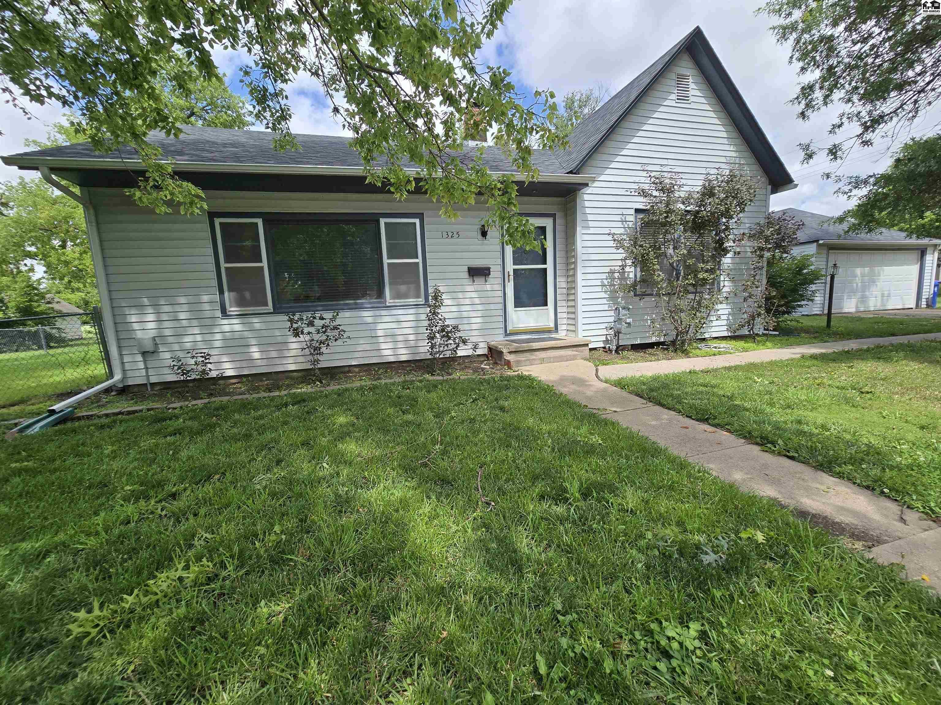 Property Photo:  1325 N Grimes St  KS 67460-2607 