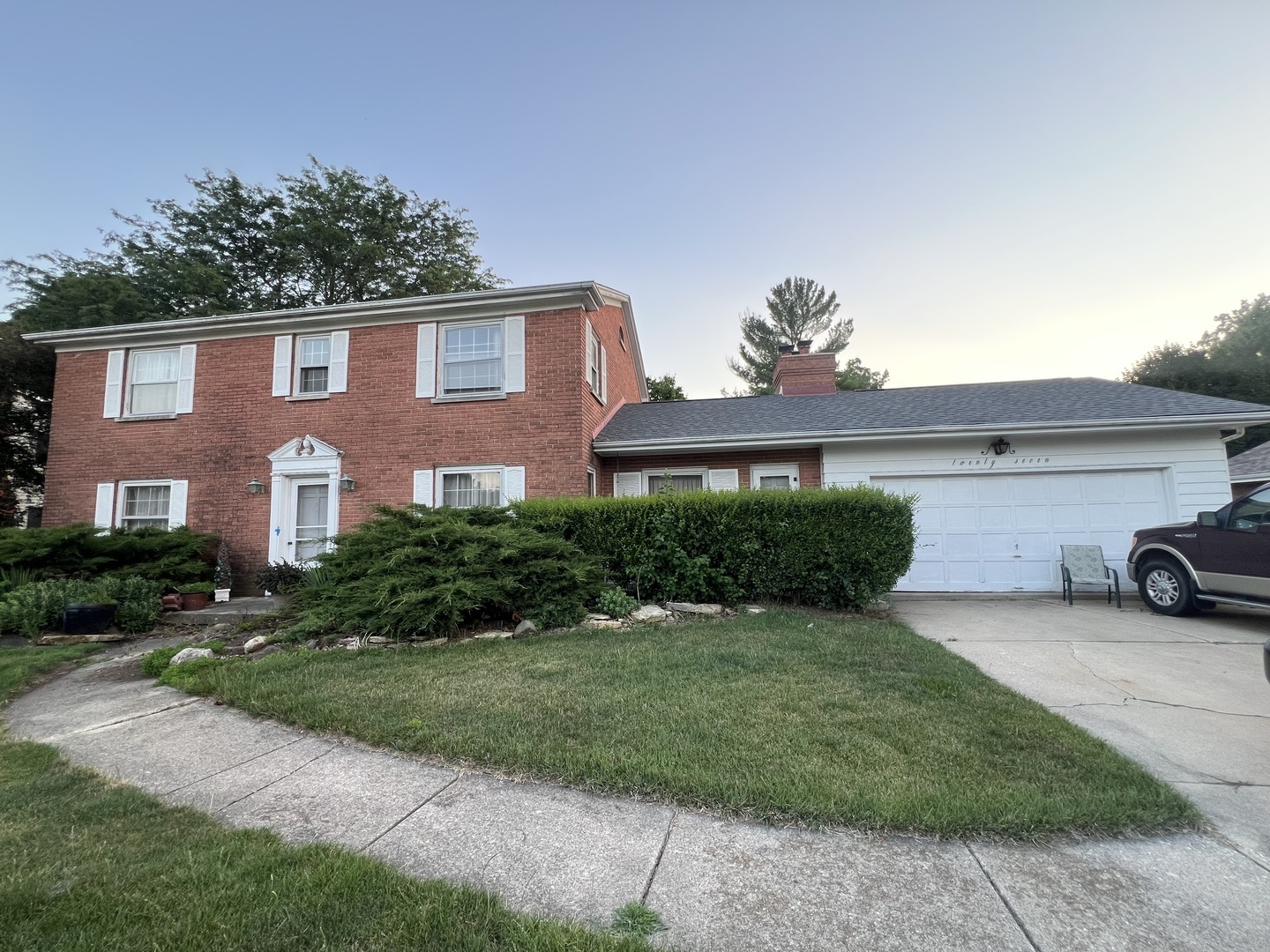 Property Photo:  27 S Canterbury Road  IL 60506 