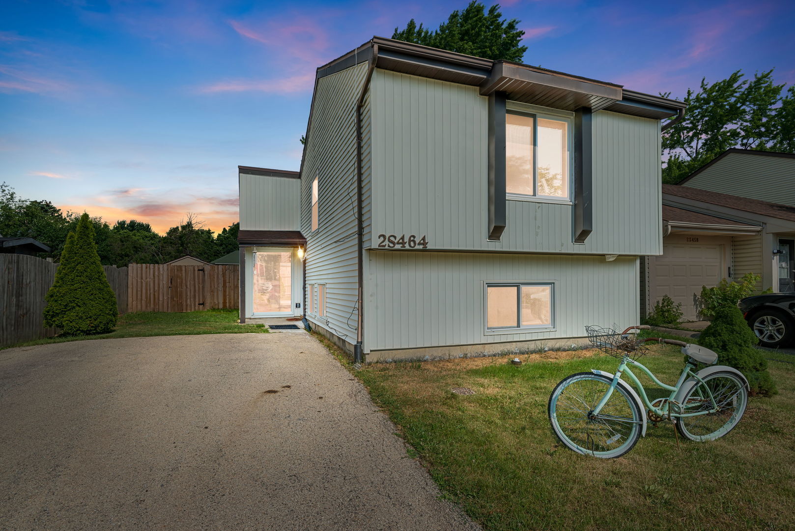 Property Photo:  2S464 Cottonwood Court  IL 60555 