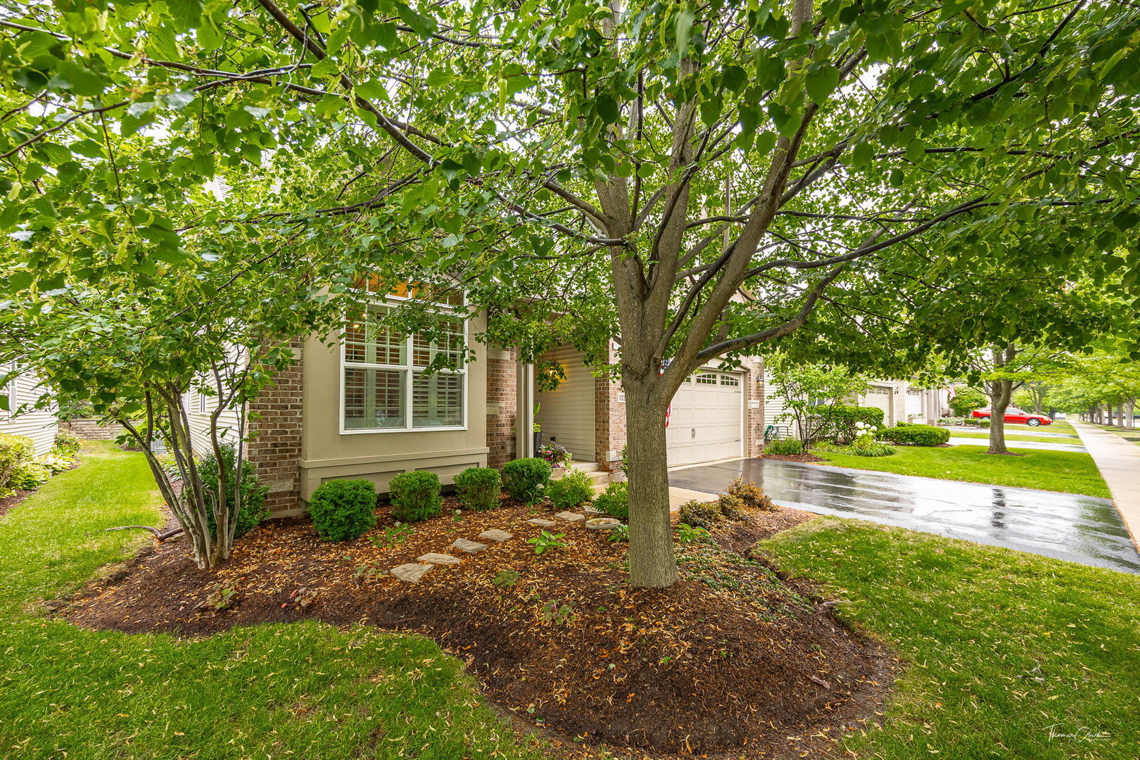 Property Photo: 1728 Briarheath Drive IL 60505