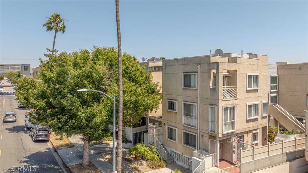 Property Photo: 116 W Maple Street 25 CA 91204