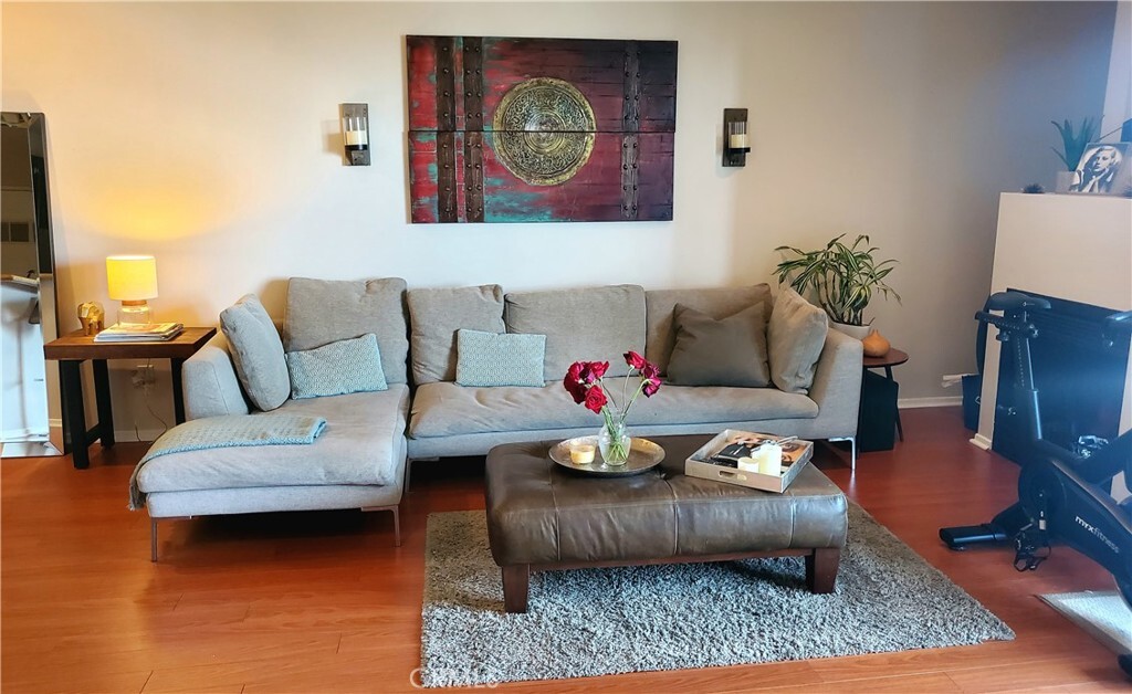 Property Photo: 7070 Hawthorn CA 90028