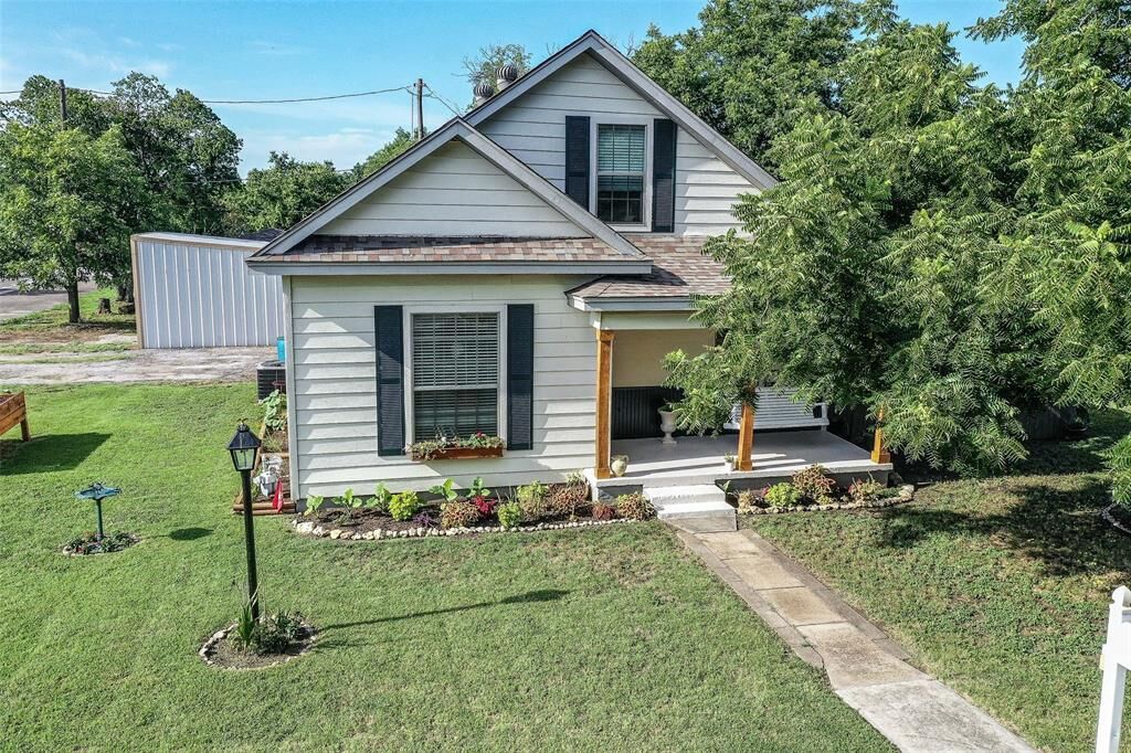 Property Photo: 502 E Collom Street TX 76234