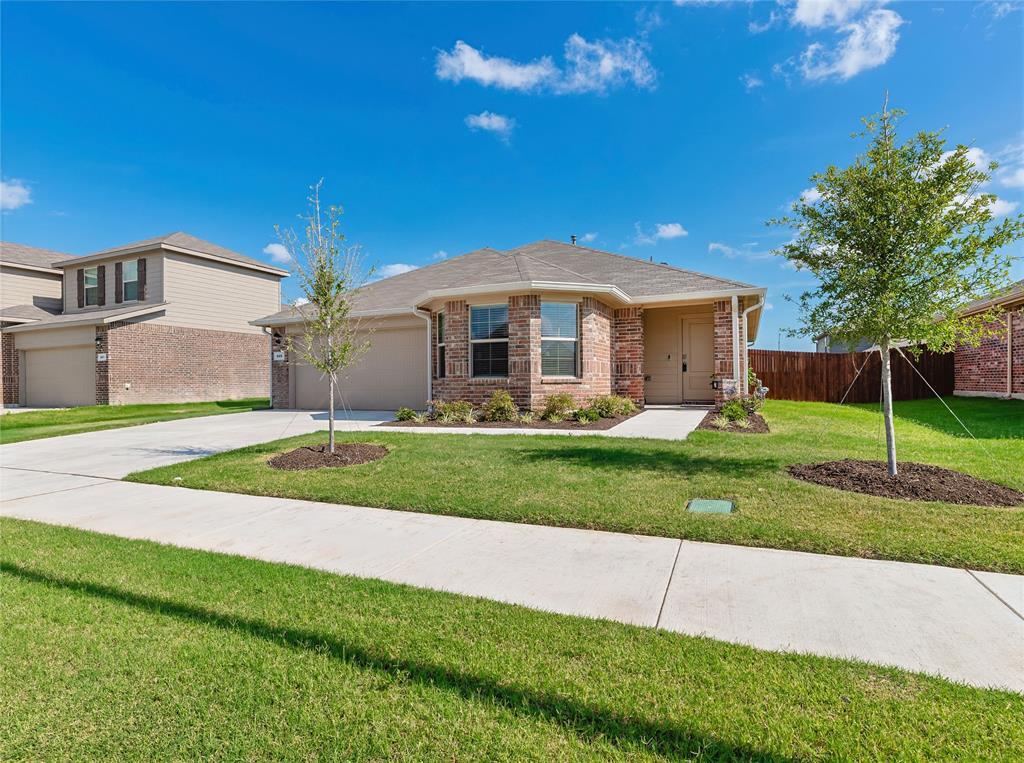 Property Photo: 609 Whitecomb Lane TX 76247