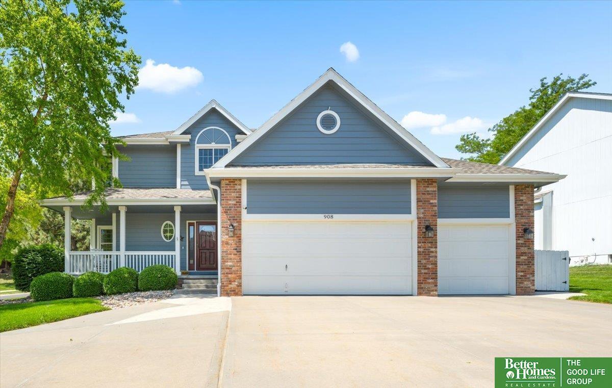Property Photo: 908 Wicklow Road NE 68046