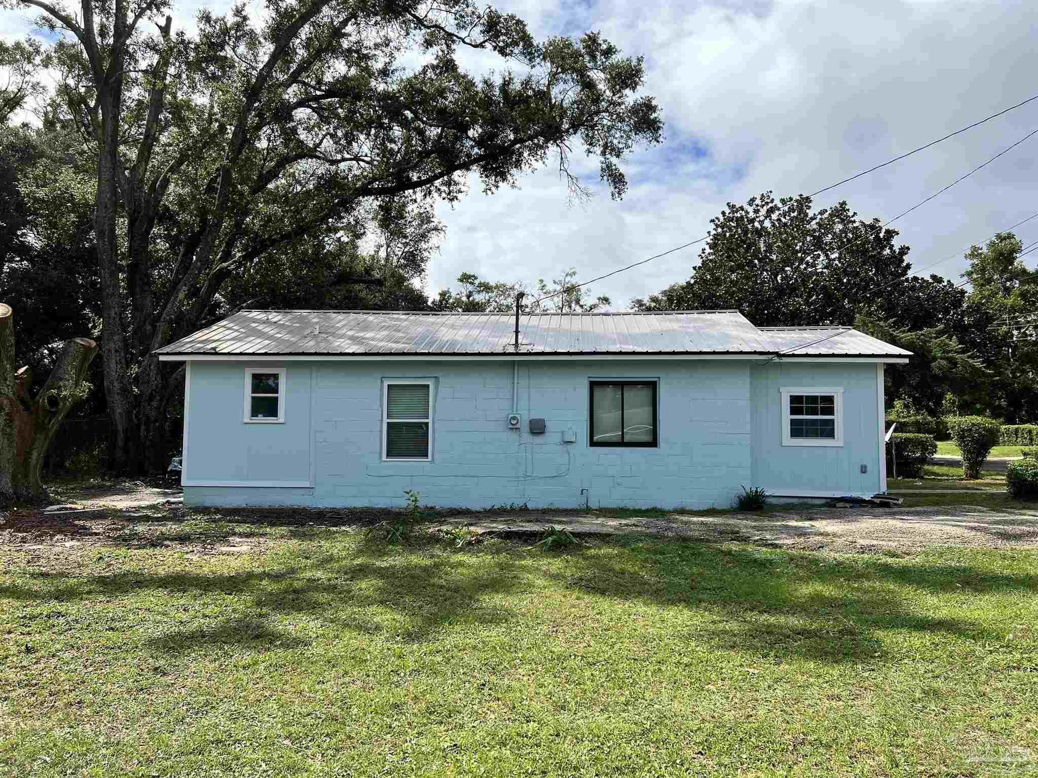 Property Photo:  1117 W Maxwell St  FL 32501 