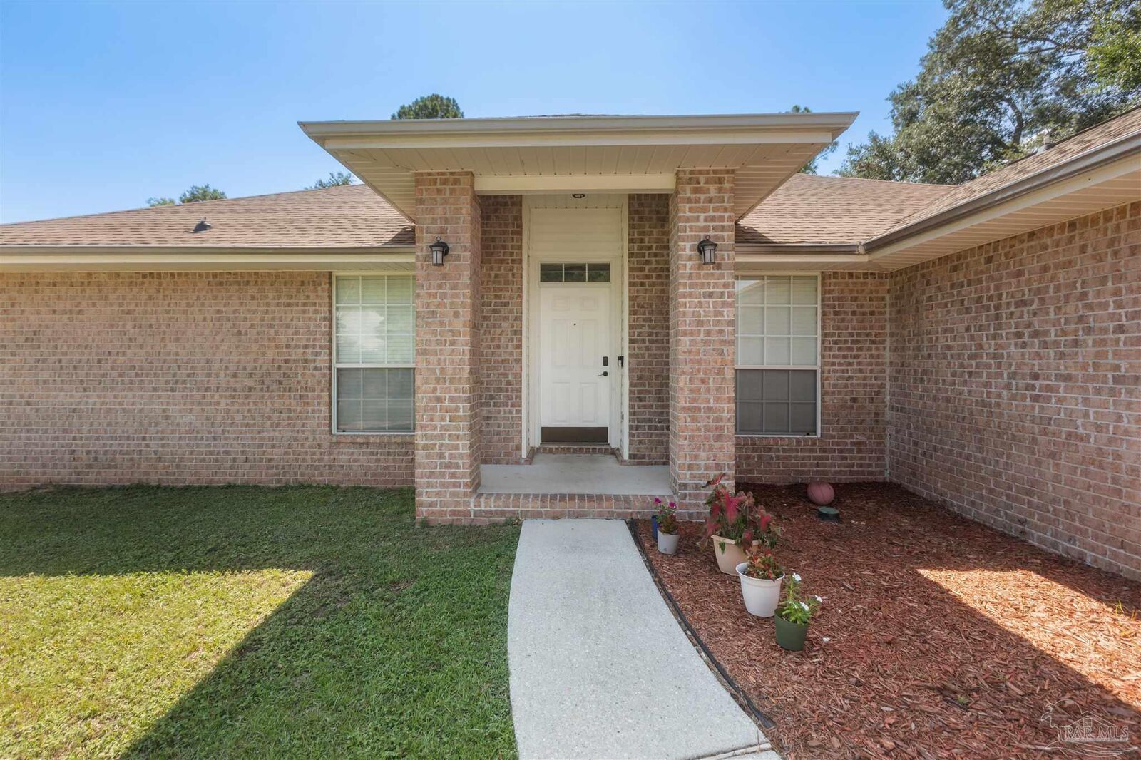 Property Photo: 6917 Kapok Dr FL 32583