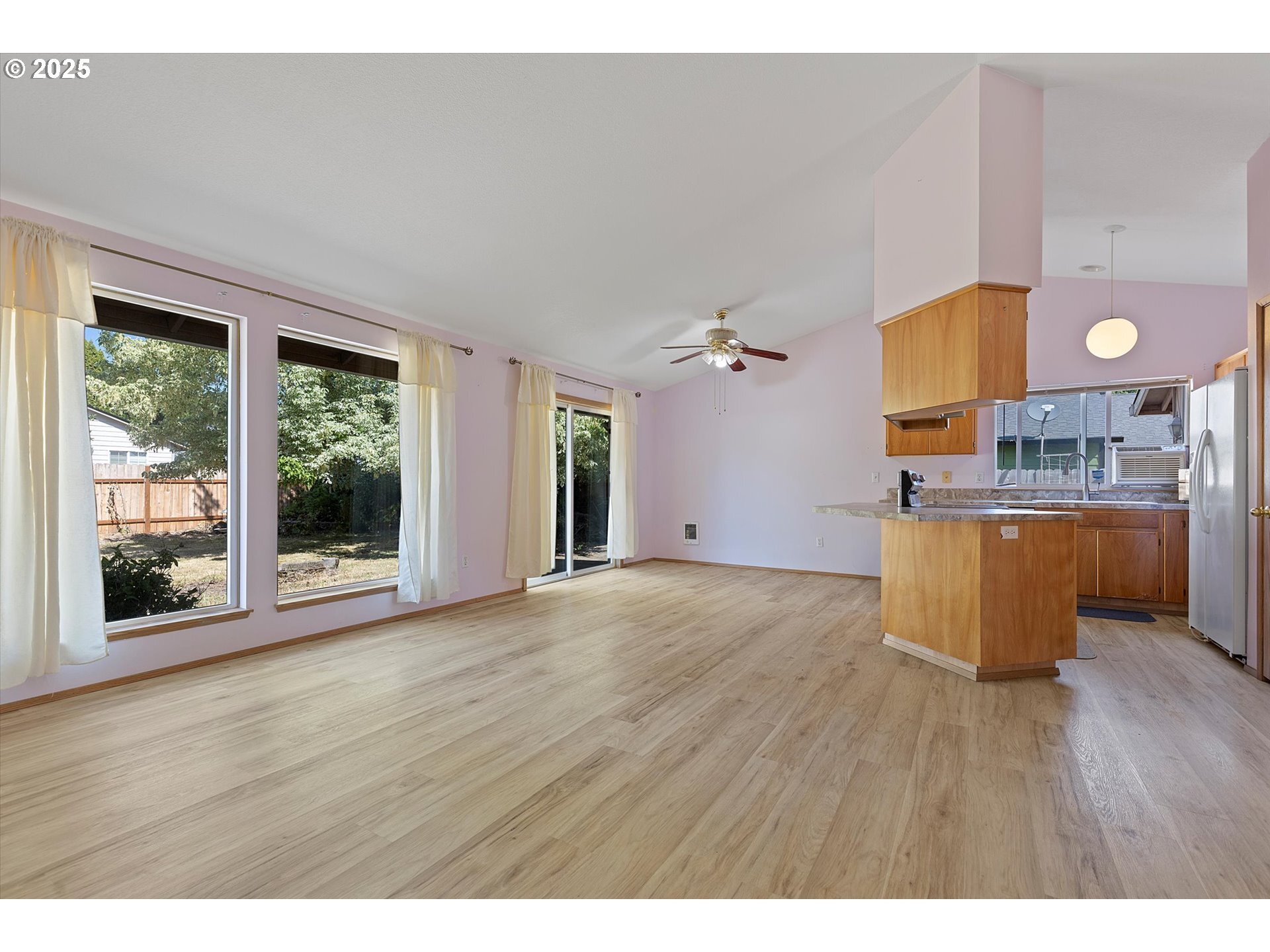 Property Photo: 271 SW Manzanita St OR 97128