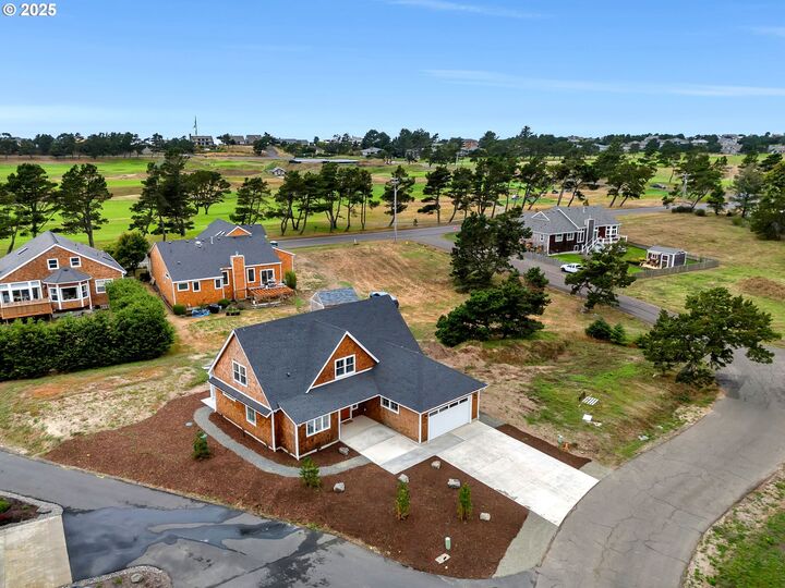 Property Photo:  645 Meadow Ln  OR 97138 